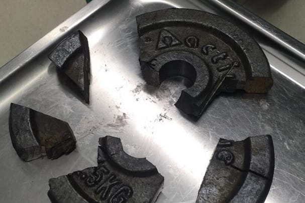 Ein Mann ist mit seinem Penis in dem Loch der 2,5-Kilogramm schweren Hantelscheibe stecken geblieben.