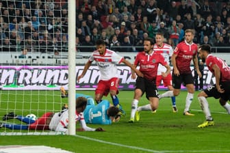 Der Dosenöffner: Hannovers Martin Harnik (4.v.l) macht das Tor zum 1:0 gegen den Hamburger SV.