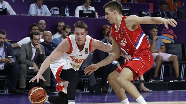 Serbiens Bogdan Bogdanovic (r) beim Duell mit dem Russen Dmitri Kulagin.