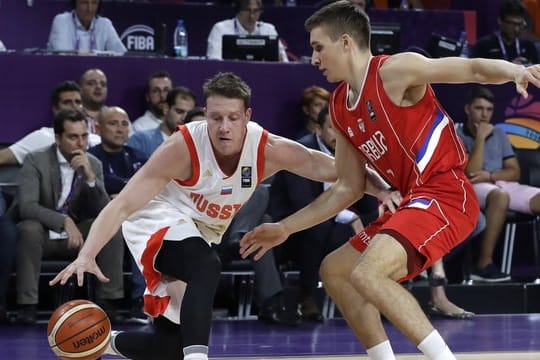 Serbiens Bogdan Bogdanovic (r) beim Duell mit dem Russen Dmitri Kulagin.