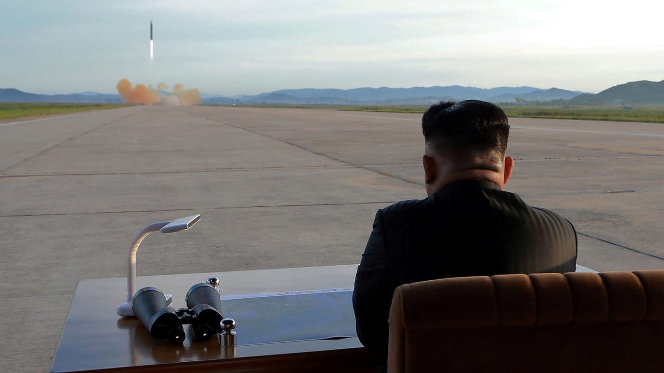 Nordkoreas Staatschef Kim Jong Un beobachtet den jüngsten Raketentest seiner Streitkräfte.