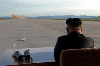 Nordkoreas Staatschef Kim Jong Un beobachtet den jüngsten Raketentest seiner Streitkräfte.