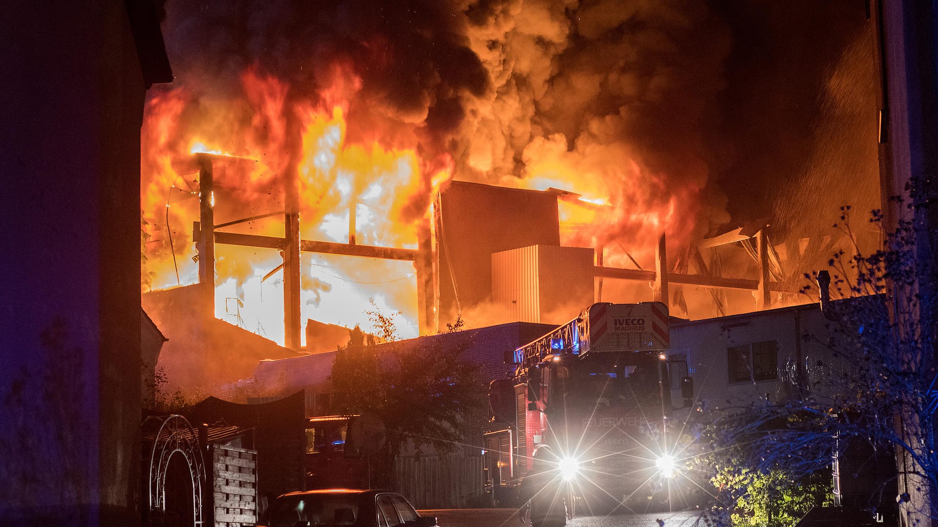 Die Flammen schlugen meterhoch in den Himmel.