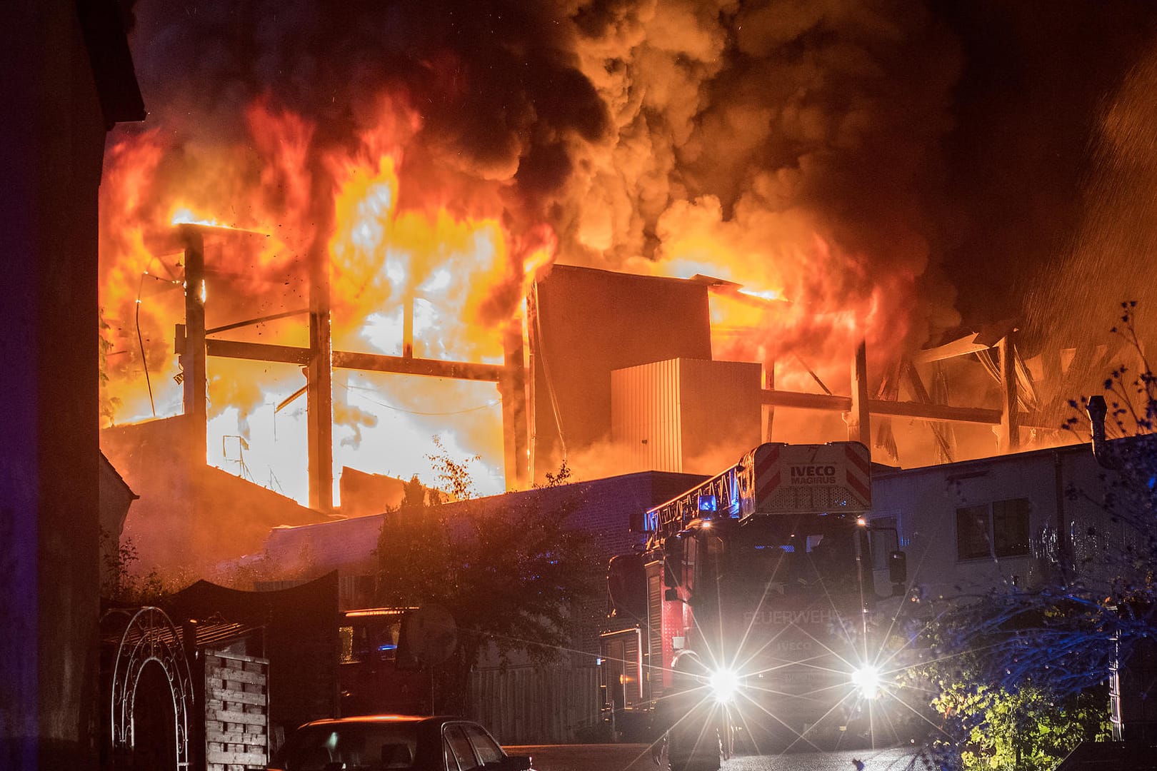 Die Flammen schlugen meterhoch in den Himmel.