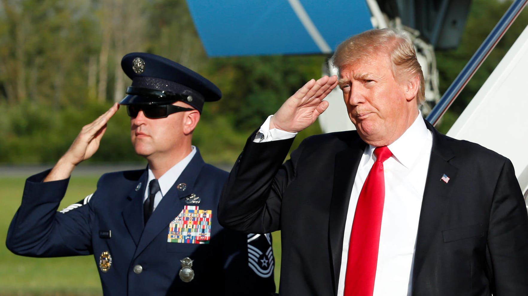 Donald Trump salutiert nach der Landung auf dem Flughafen von Morristown im Bundesstaat New Jersey.