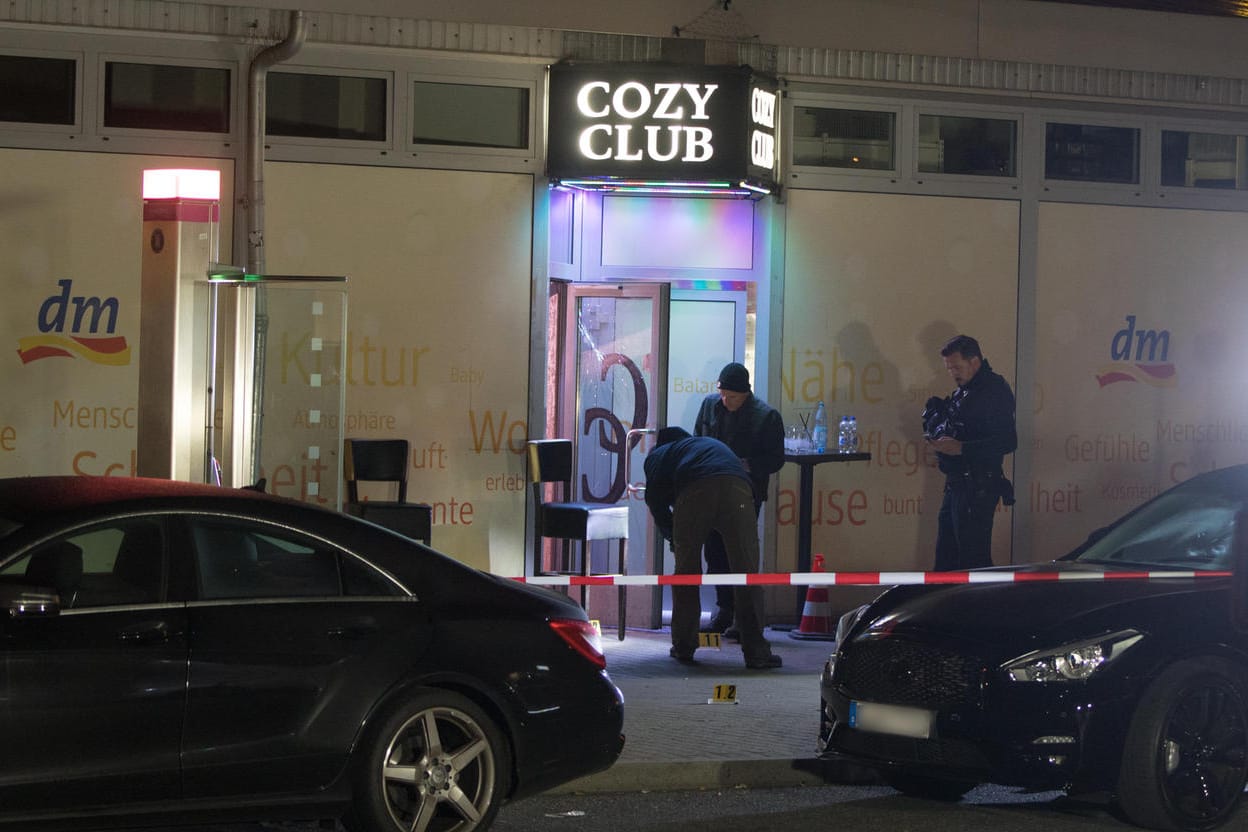 Polizeibeamte sichern nach der Schießerei Spuren vor der Diskothek.