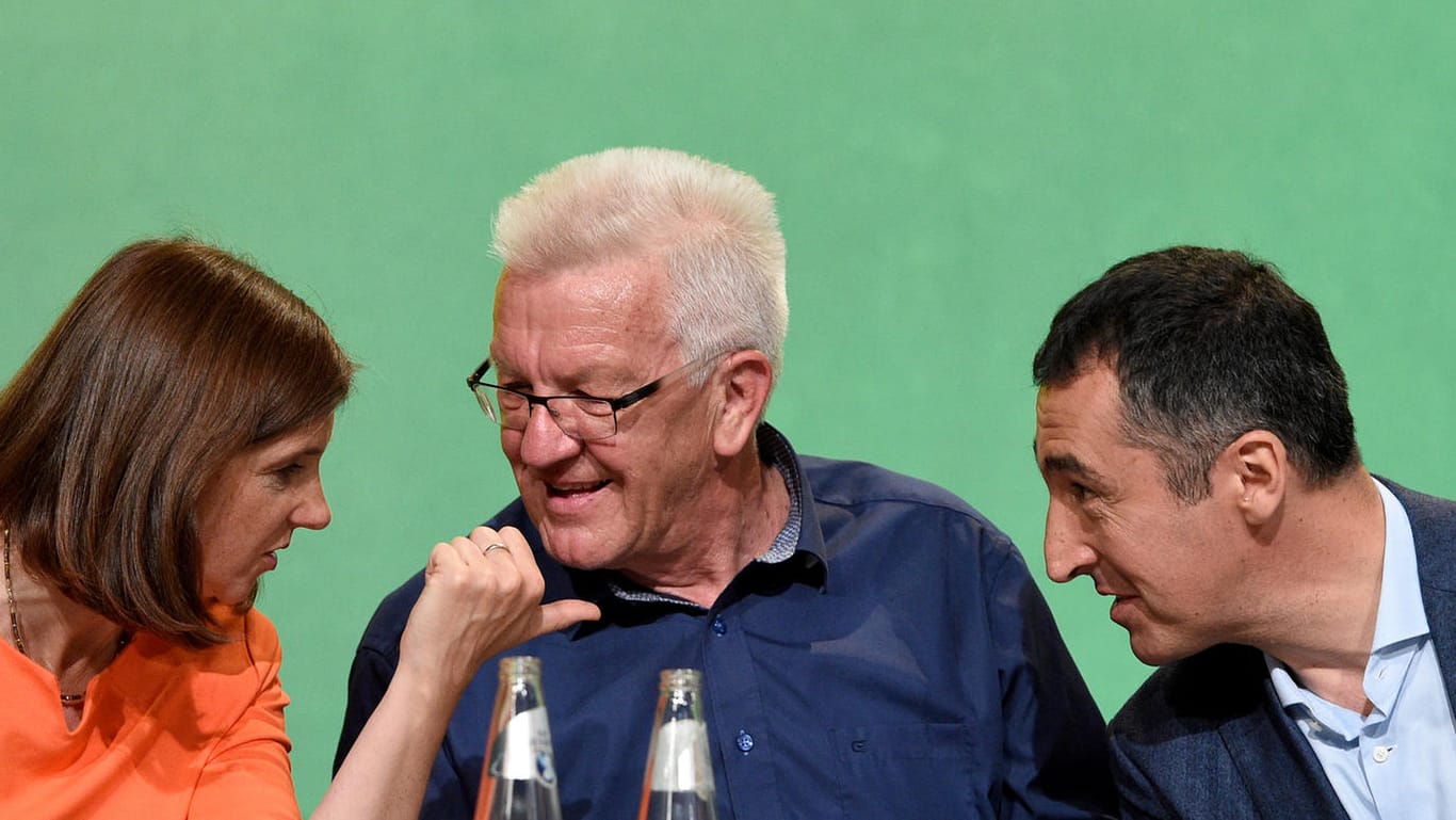 Die Spitzenkandidaten für die Bundestagswahl von Bündnis 90/Die Grünen, Katrin Göring-Eckardt (l) und Cem Özdemir (r) sowie Winfried Kretschmann, Ministerpräsident von Baden-Württemberg