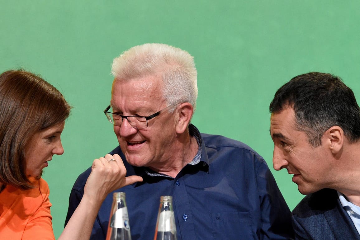Die Spitzenkandidaten für die Bundestagswahl von Bündnis 90/Die Grünen, Katrin Göring-Eckardt (l) und Cem Özdemir (r) sowie Winfried Kretschmann, Ministerpräsident von Baden-Württemberg