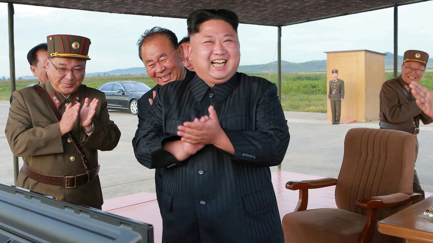 Nordkoreas Machthaber Kim Jong Un applaudiert nach dem jüngsten Raketentest seiner Streitkräfte. Nordkoreas Machthaber Kim Jong Un applaudiert nach dem jüngsten Raketentest seiner Streitkräfte.