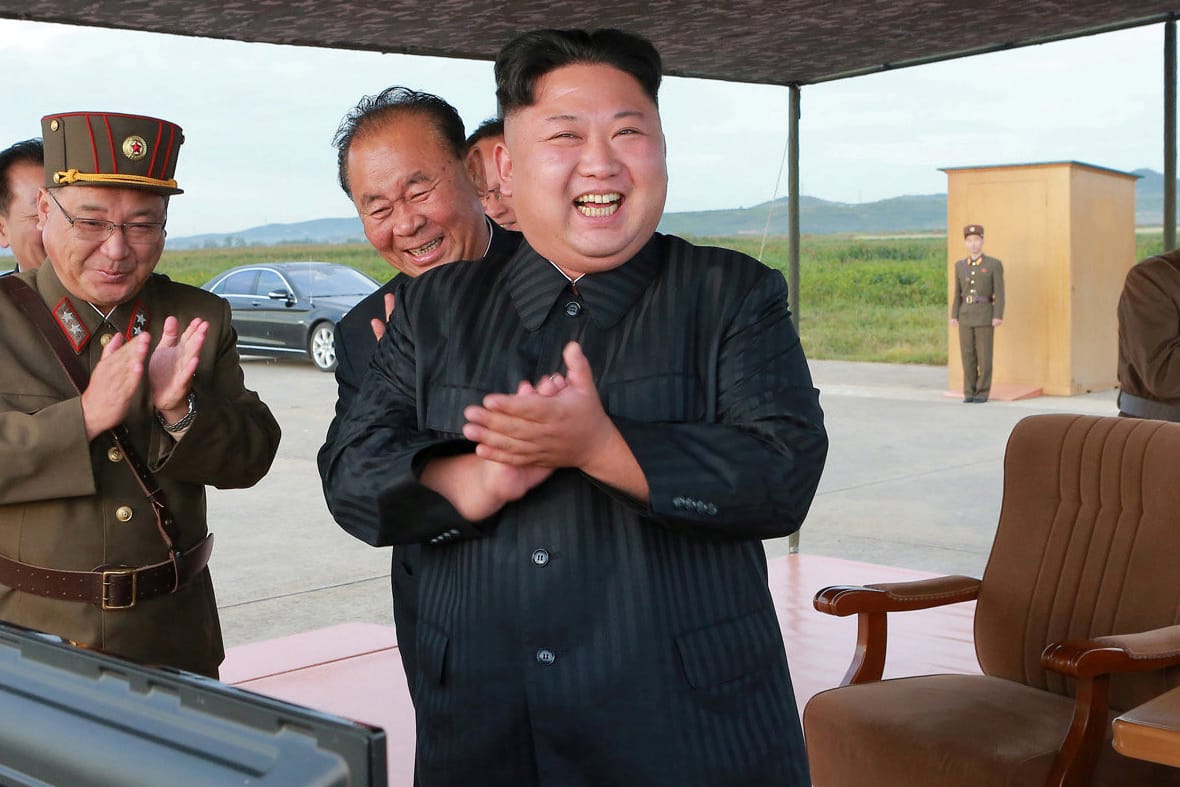 Nordkoreas Machthaber Kim Jong Un applaudiert nach dem jüngsten Raketentest seiner Streitkräfte.