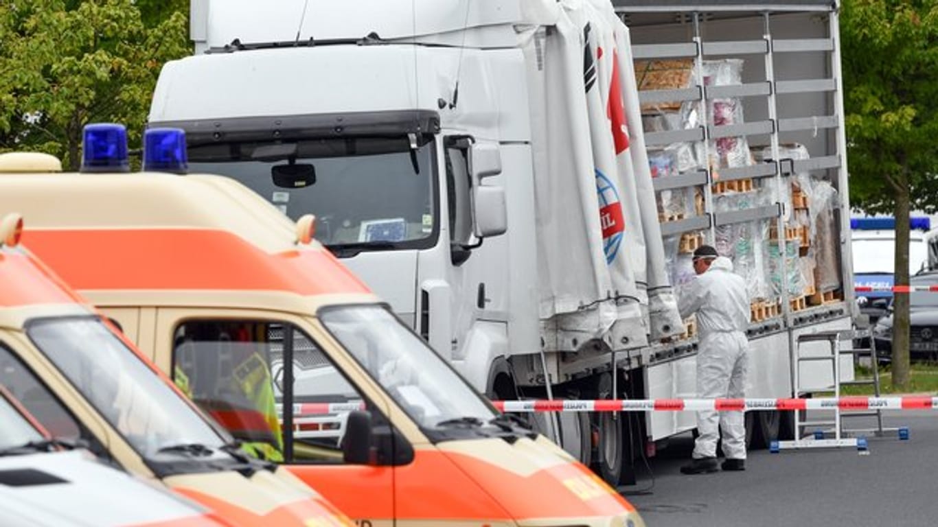 Ein Lkw, auf dem 51 Menschen nach Deutschland geschleust wurden, wird auf dem Gelände der Bundespolizei in Frankfurt (Oder) untersucht.
