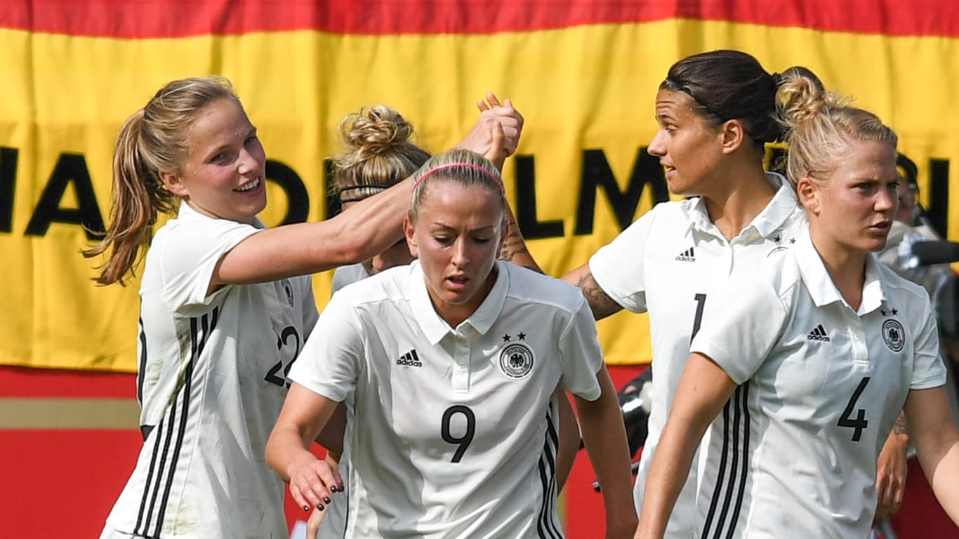 Das DFB-Team feiert den Treffer zum 5:0 durch Tabea Kemme (l.).
