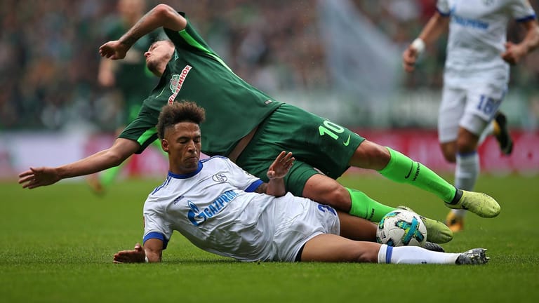 Schalkes Thilo Kehrer grätscht Max Kruse um, der fällt unglücklich und muss verletzt raus.
