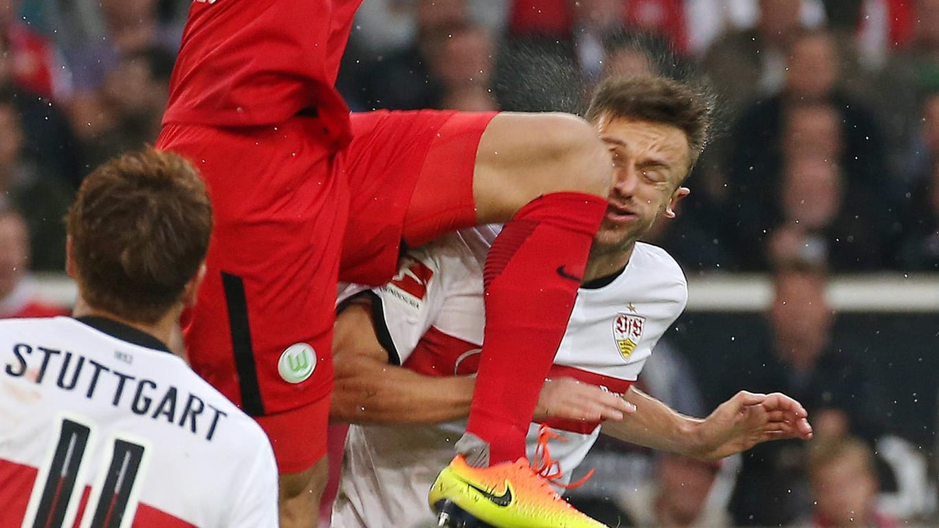 Die Schockszene: Gentner bekommt das Knie von Wolfsburgs Torwart Casteels ins Gesicht.