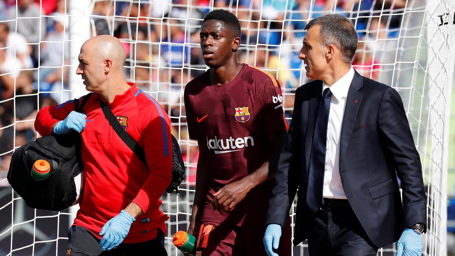 Ousmane Dembélé muss mit einer Muskelverletzung ausgewechselt werden. Ousmane Dembélé muss mit einer Muskelverletzung ausgewechselt werden.