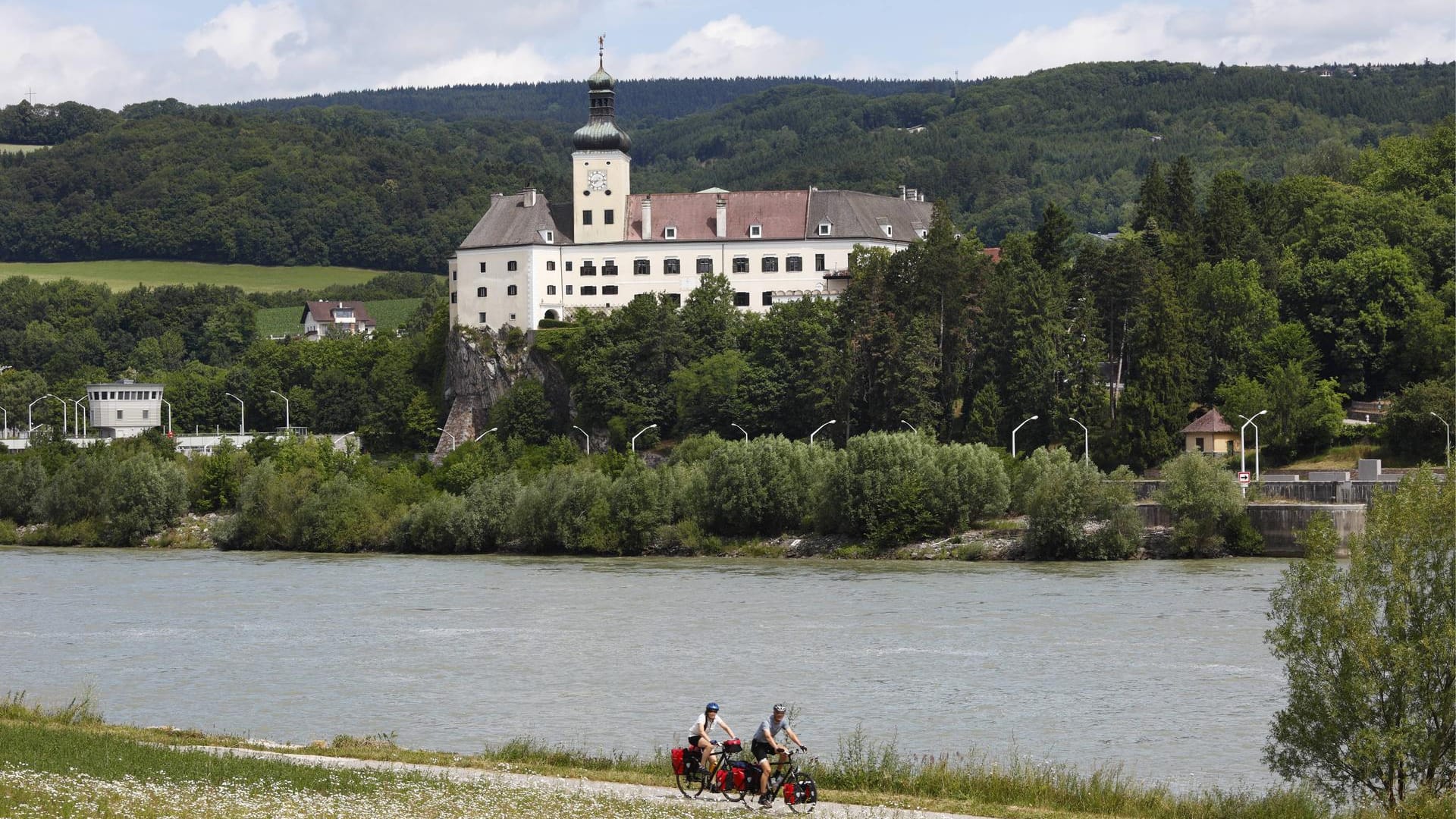 Mit dem Fahrrad kann man atemberaubende Landschaften erkunden und hin und wieder auch ein Schloss.