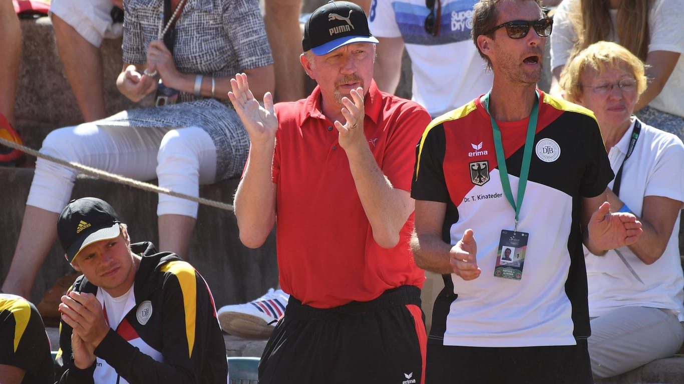Boris Becker (M.) freute sich über den Sieg des deutschen Doppels.