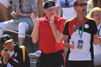 Boris Becker (M.) freute sich über den Sieg des deutschen Doppels.