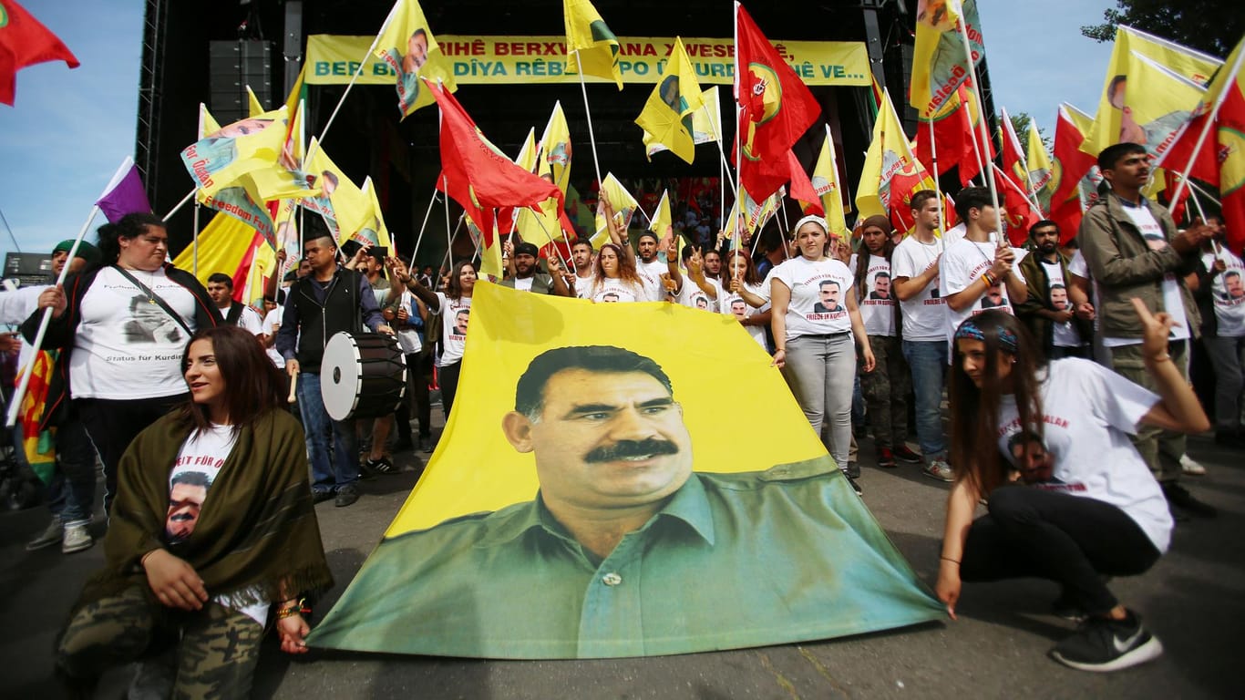 Das öffentliche Zeigen von Öcalan-Porträts, wie hier 2016 in Köln, ist seit kurzem in Deutschland verboten.