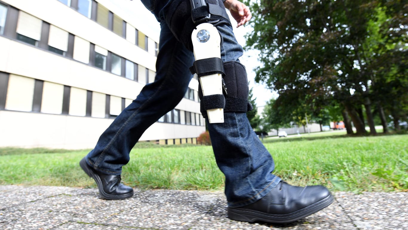 Christian Pylatiuk trägt am rechten Bein eine Orthese, die beim Gehen automatisch Strom erzeugen soll.