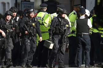 Nach dem Anschlag auf die Londoner U-Bahn treffen vor der Station Parsons Green Spezialeinheiten der Polizei ein.