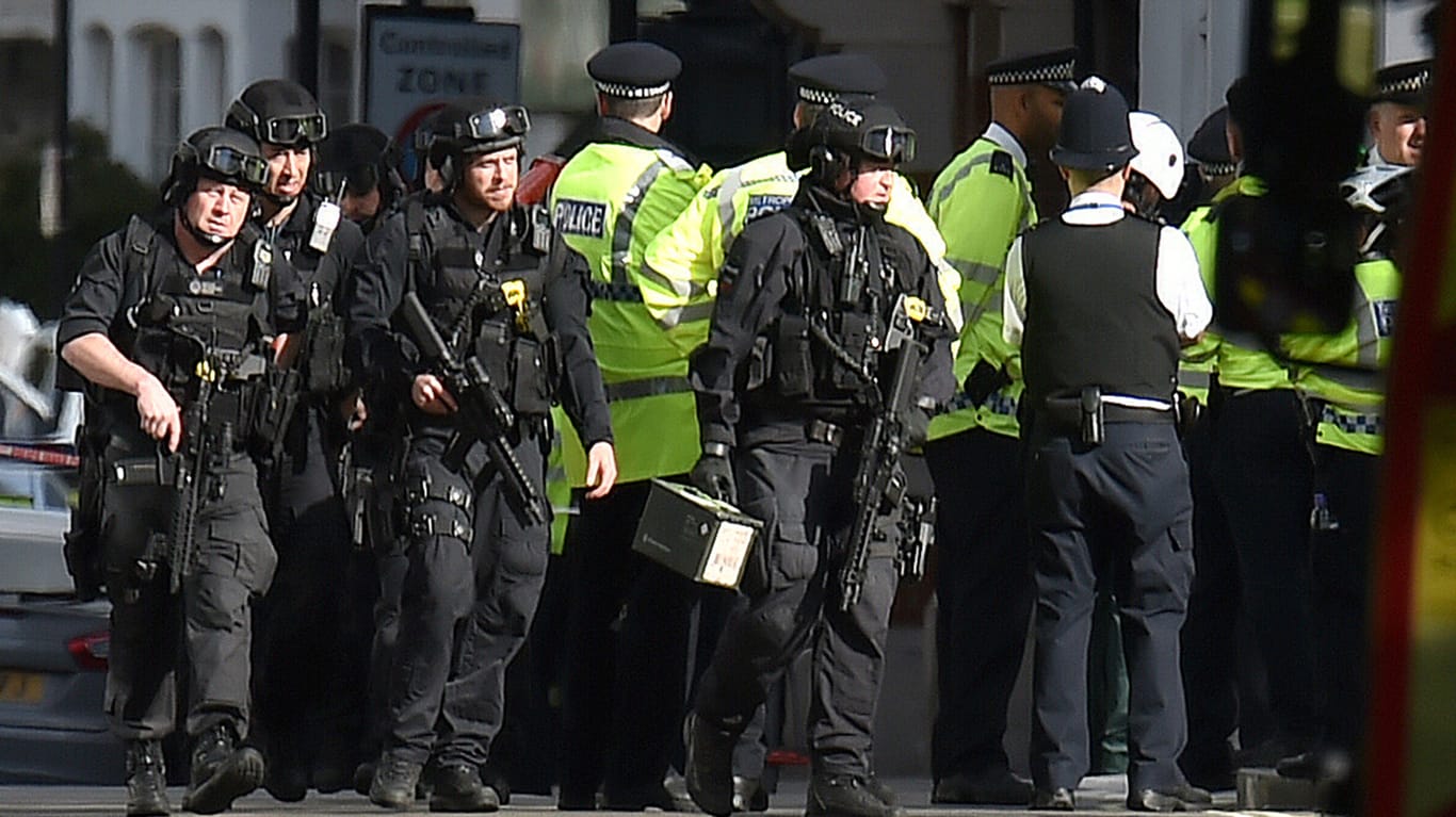 Nach dem Anschlag auf die Londoner U-Bahn treffen vor der Station Parsons Green Spezialeinheiten der Polizei ein.