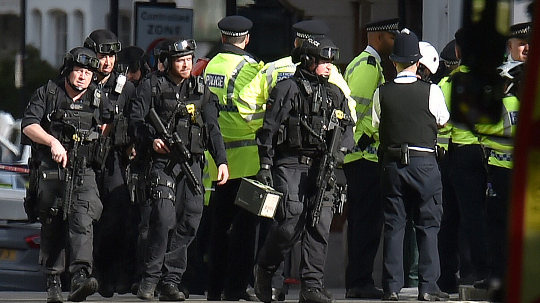 Nach dem Anschlag auf die Londoner U-Bahn treffen vor der Station Parsons Green Spezialeinheiten der Polizei ein.