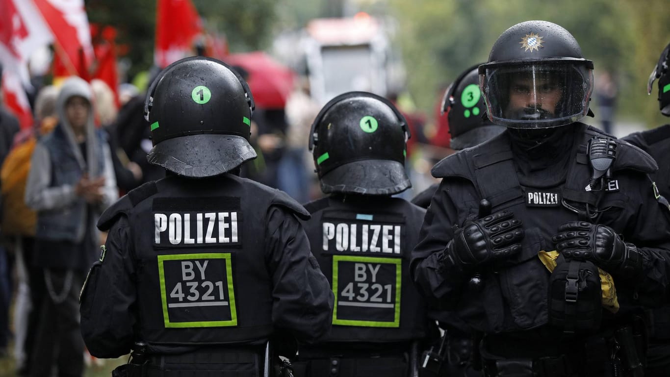 Vor einer AfD-Wahlkampfveranstaltung in Nürnberg behalten Bereitschaftspolizisten linke Gegendemonstranten im Blick.