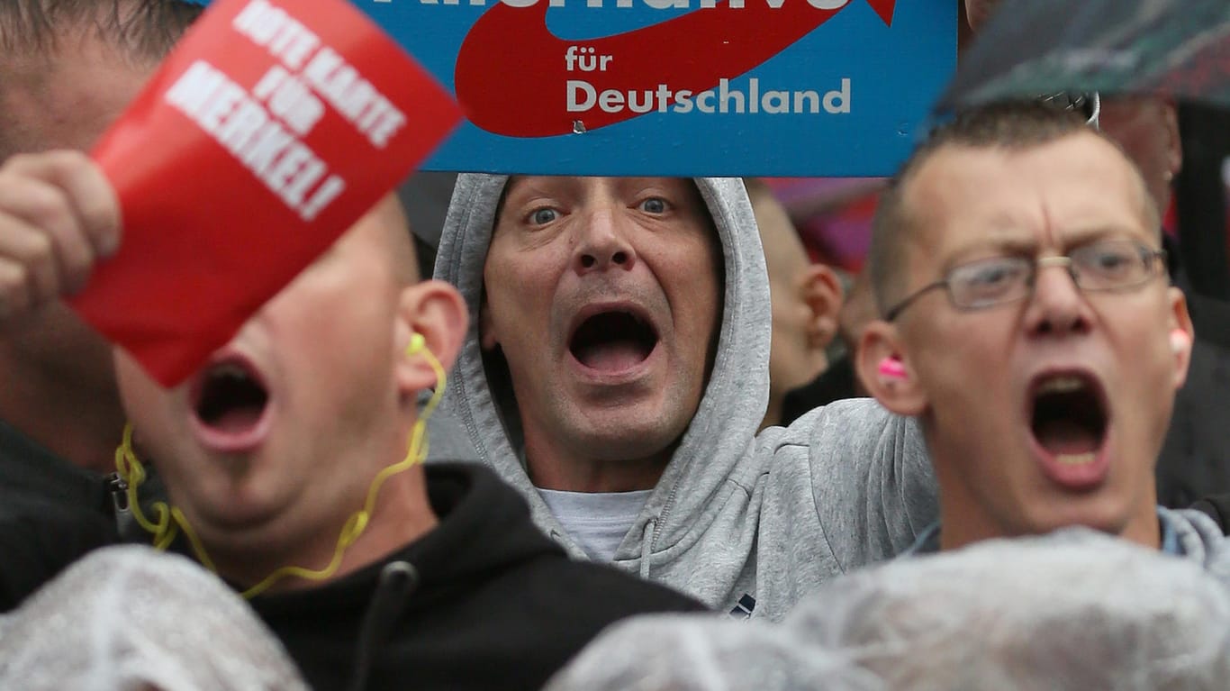 AfD-Anhänger brüllen im sächsischen Torgau gegen eine Rede von Angela Merkel an.