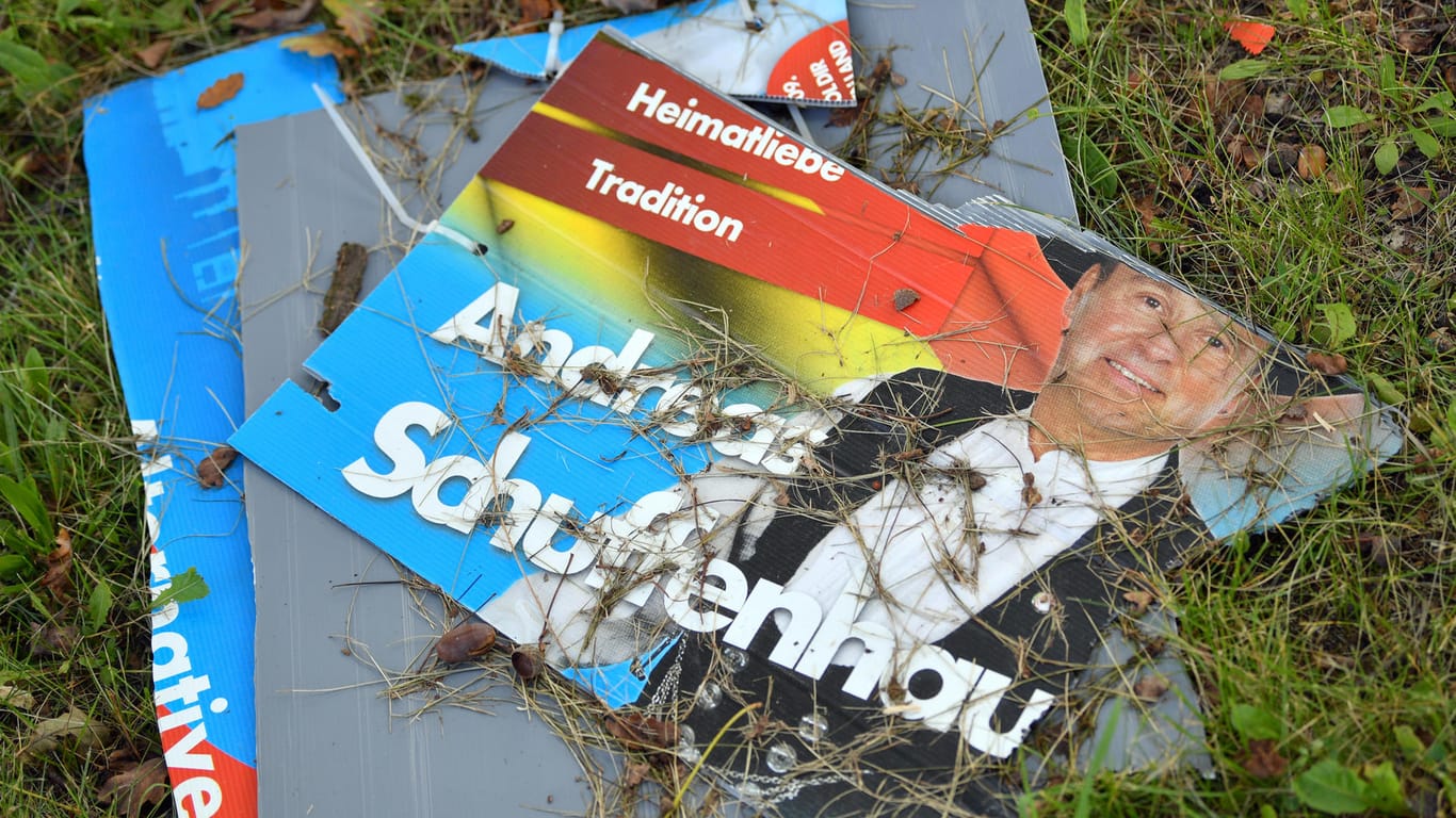 In Brandenburg liegt ein zerstörtes Plakat der AfD auf dem Boden.