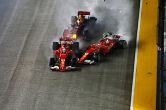 Kimi Räikkönen (rechts) räumt seinen Teamkollegen Sebastian Vettel (links) und Max Verstappen (im Hintergrund) ab.