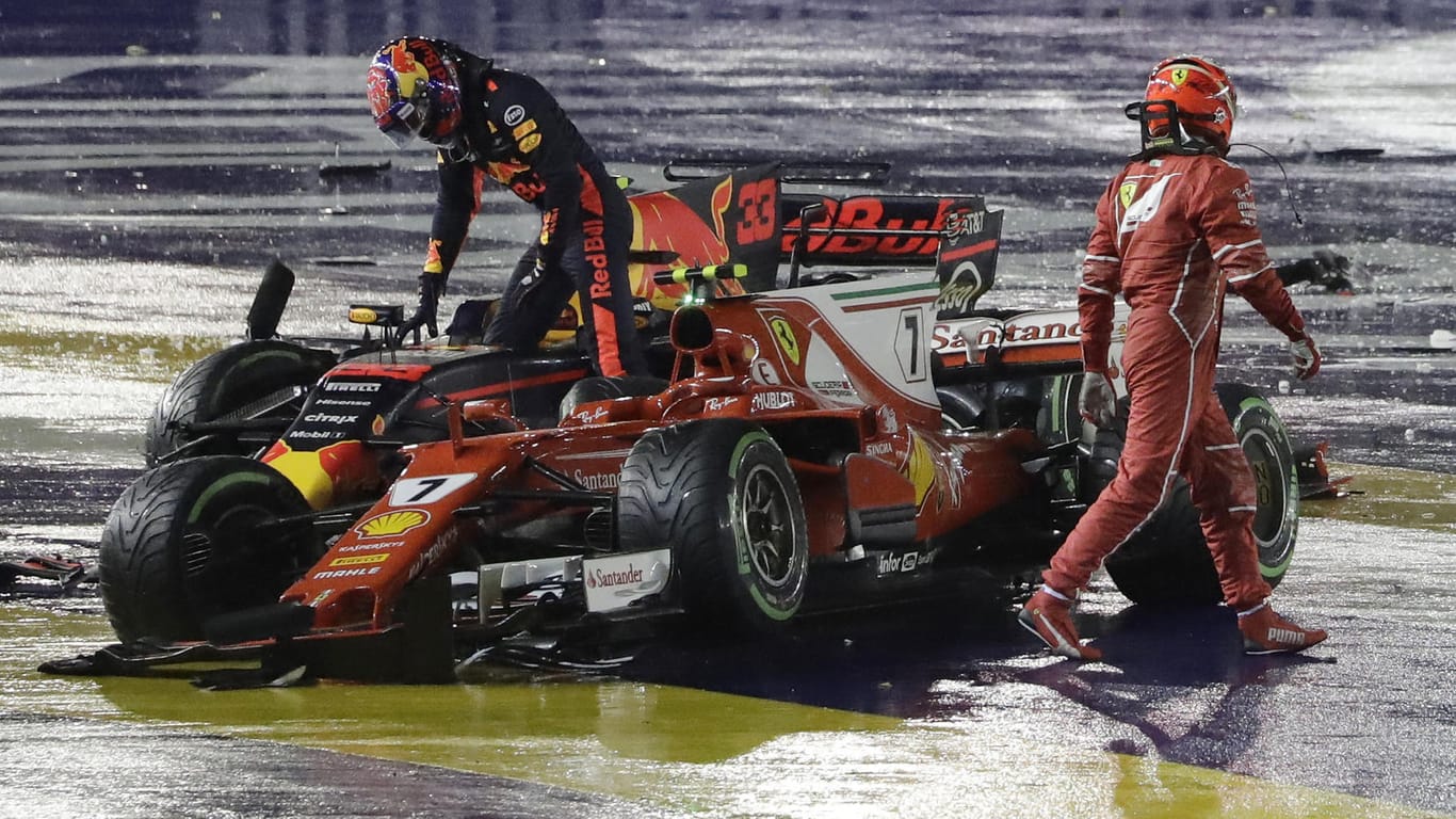 Ferrari-Pilot Kimi Räikkönen (rechts) und Red Bull-Fahrer Max Verstappen verlassen nach der Kollision ihre Boliden.