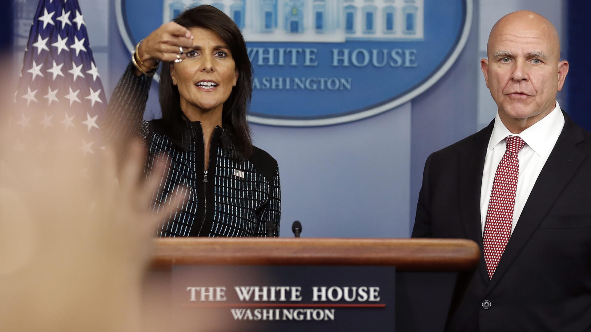 Der Nationale Sicherheitsberater der USA, H.R. McMaster (r), und Nikki Haley, die Botschafterin der Vereinigten Staaten bei den Vereinten Nationen, sprechen bei einer Pressekonferenz über Nordkorea.