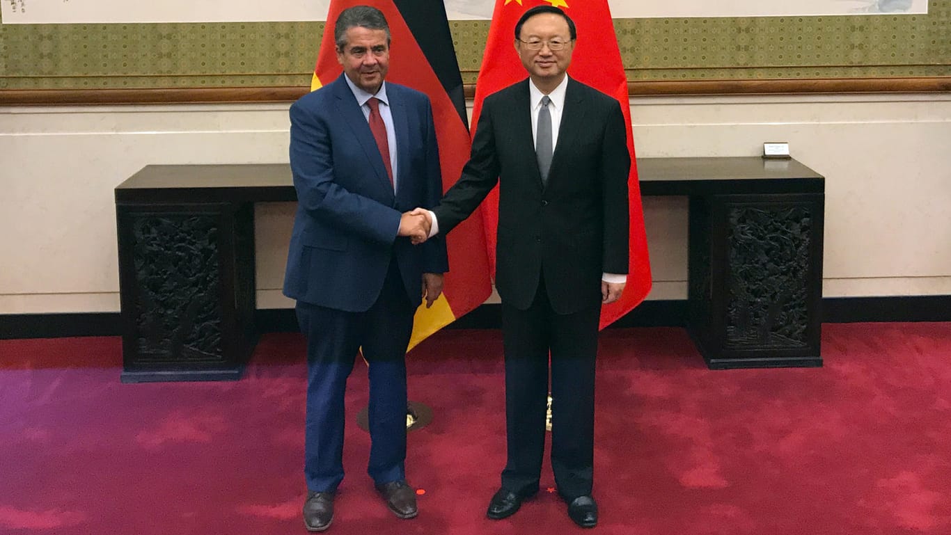 Der deutsche Außenminister Sigmar Gabriel (l, SPD) trifft Yang Jiechi, den chinesischen Staatsrat für Außenpolitische Fragen, im Staatsgästehaus in Peking (China).