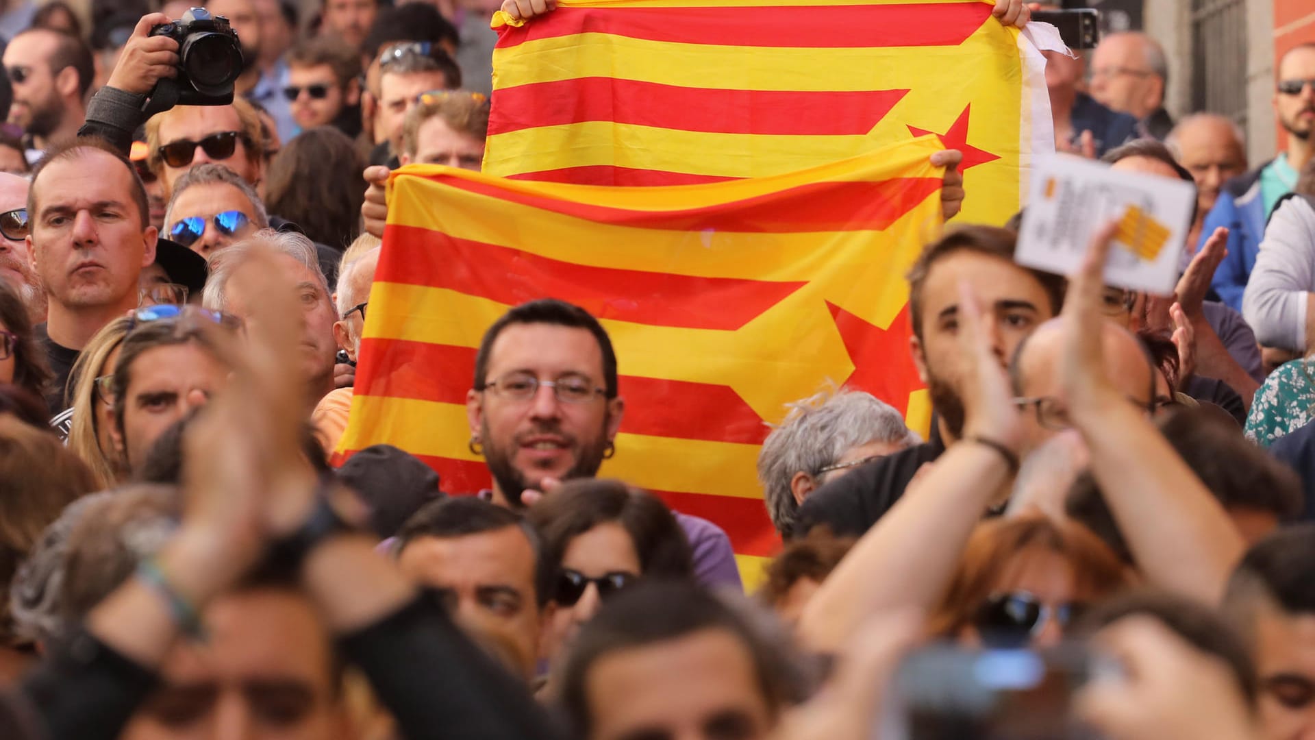 Demonstranten halten die Katalonische Separatistenfahne. Sie protestieren für die Enscheidungsfreiheit über die Zukunft Kataloniens.