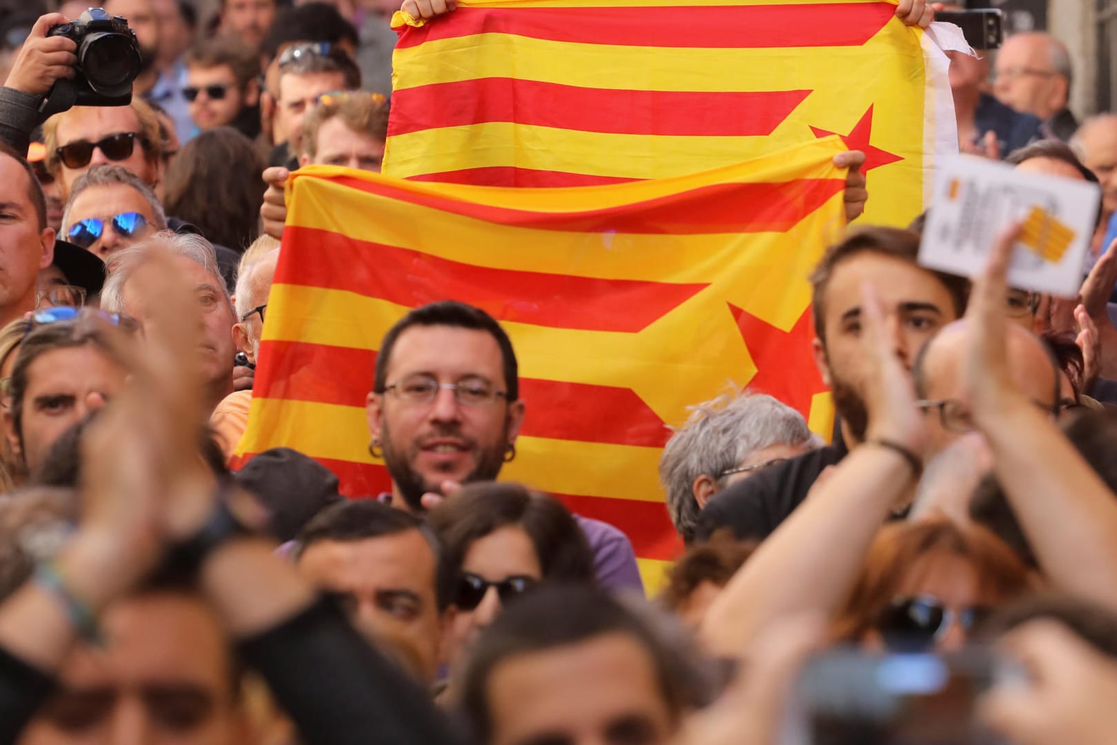 Demonstranten halten die Katalonische Separatistenfahne. Sie protestieren für die Enscheidungsfreiheit über die Zukunft Kataloniens.