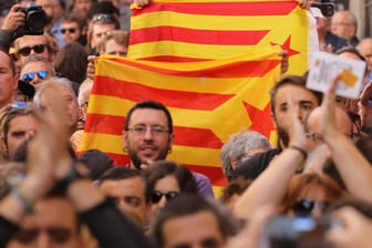 Demonstranten halten die Katalonische Separatistenfahne. Sie protestieren für die Enscheidungsfreiheit über die Zukunft Kataloniens.