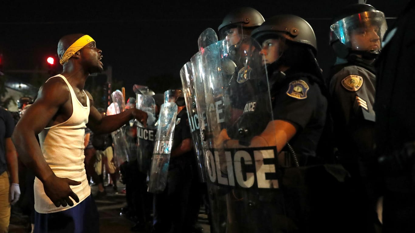 Bei Protesten in St. Louis treffen Polizisten auf aufgebrachte Demonstranten,