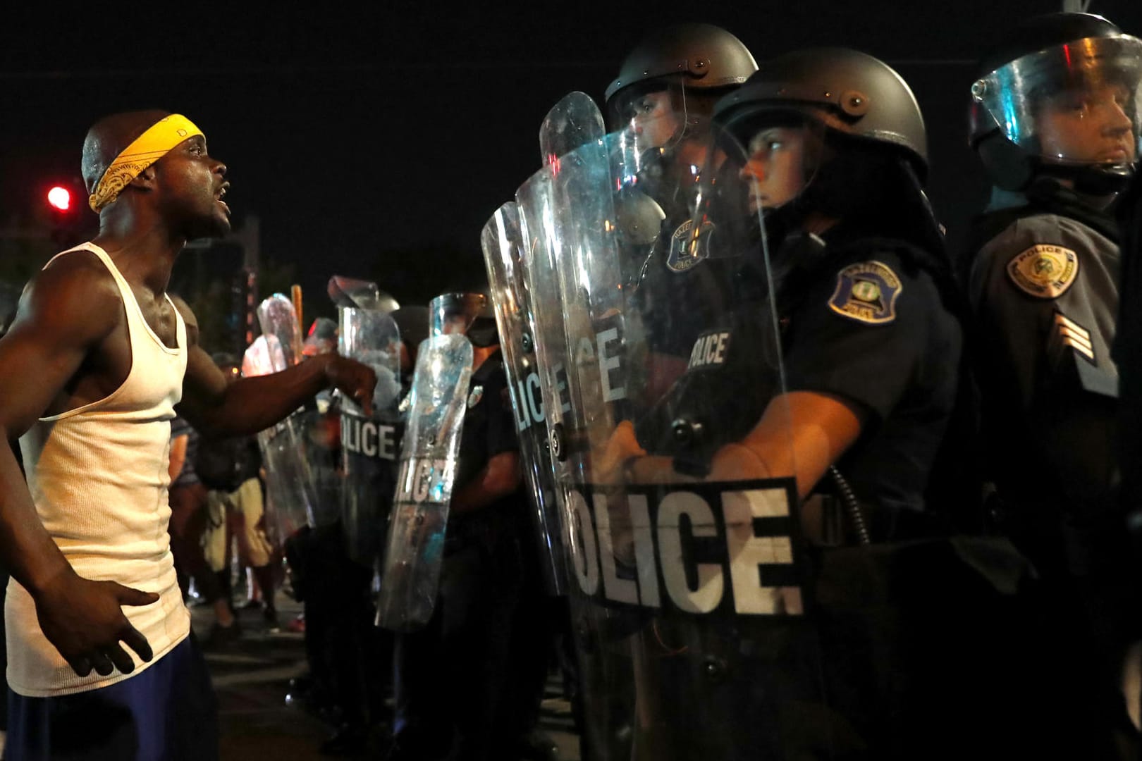 Bei Protesten in St. Louis treffen Polizisten auf aufgebrachte Demonstranten,
