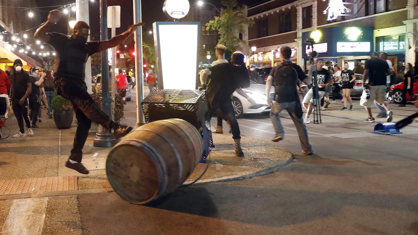 Demonstranten werfen in St. Louis Tonnen um.