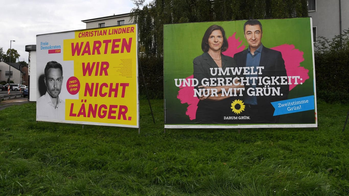 Kampf um Platz 3 bei der Bundestagswahl: Die Wahlplakate von Christian Lindner, FDP, und von Katrin Göring-Eckhardt, Cem Özdemir, die Grünen.