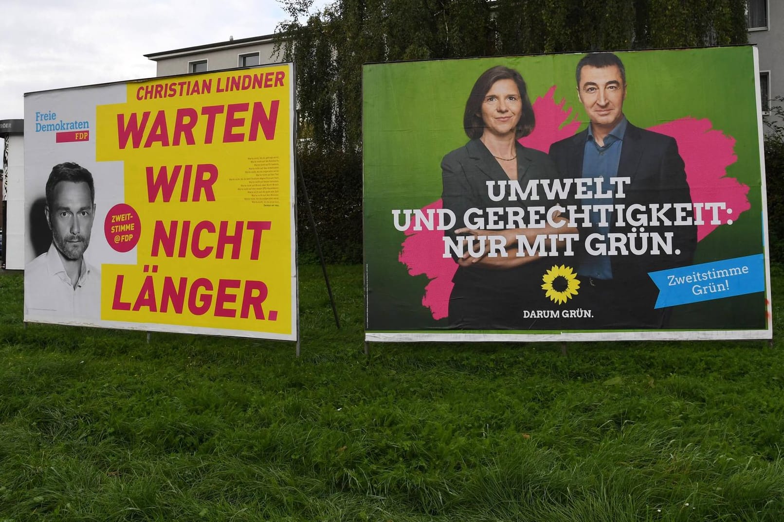 Kampf um Platz 3 bei der Bundestagswahl: Die Wahlplakate von Christian Lindner, FDP, und von Katrin Göring-Eckhardt, Cem Özdemir, die Grünen.