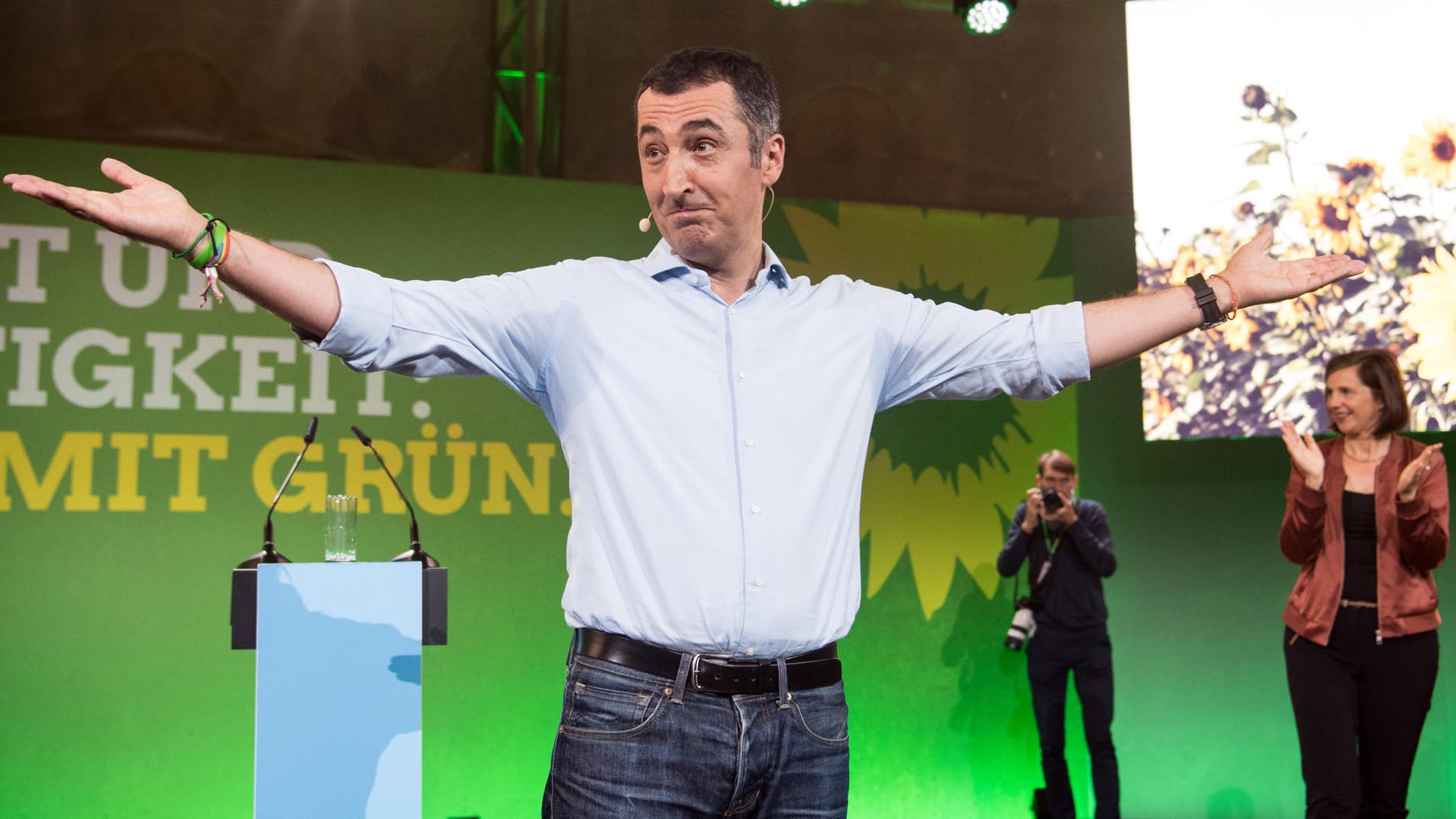 Der Spitzenkandidat von Bündnis 90/Die Grünen für die Bundestagswahl, Cem Özdemir, bedankt sich am zum Abschluss des Kleinen Parteitages der Grünen nach seiner Rede bei den Delegierten.