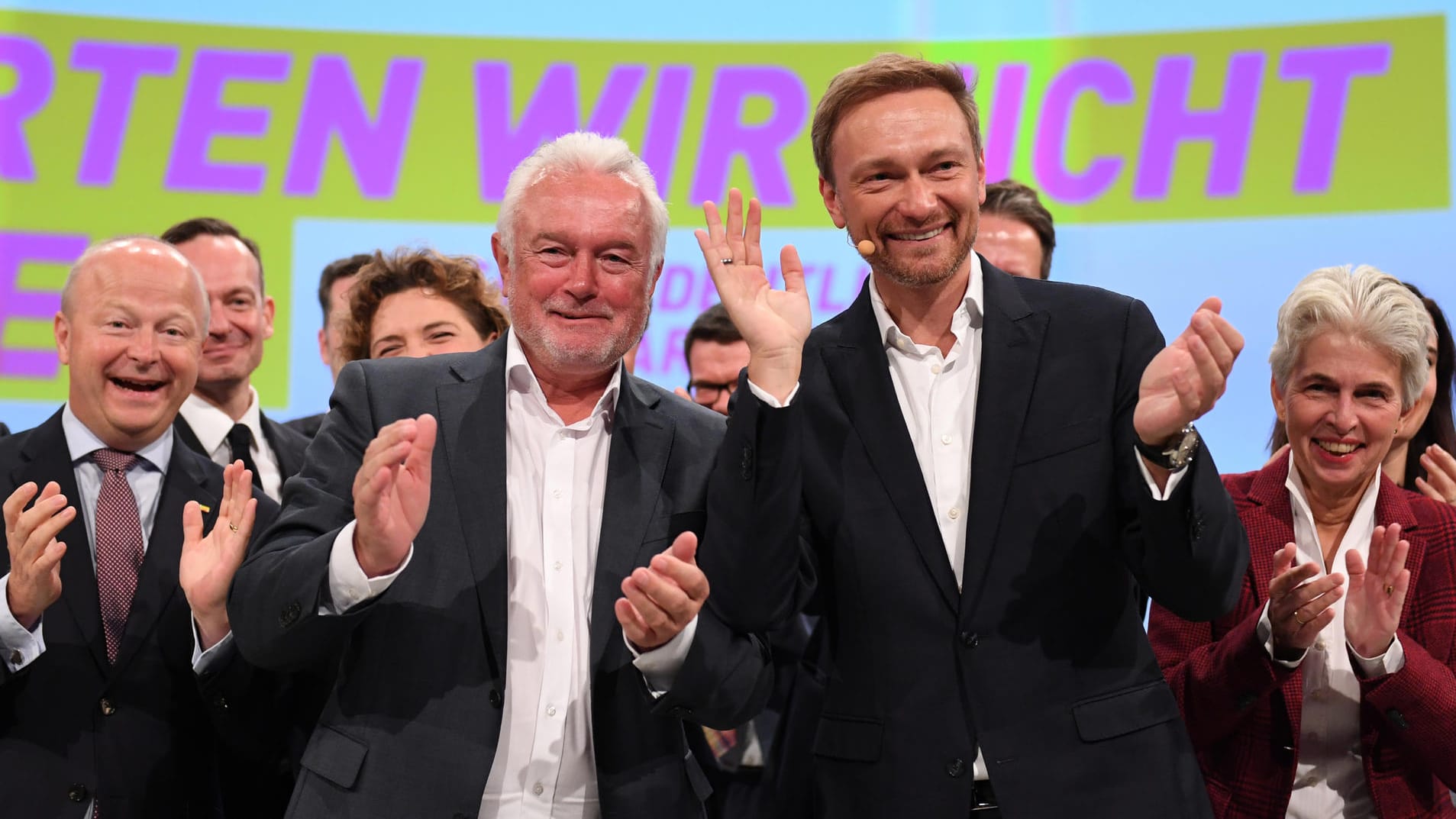 Der FDP-Vorsitzende Christian Lindner (r) klatscht nach dem Ende seiner Rede zum Bundesparteitag der FDP vor der Bundestagswahl gemeinsam mit dem stellvertretenden Parteivorsitzenden Wolfgang Kubicki.
