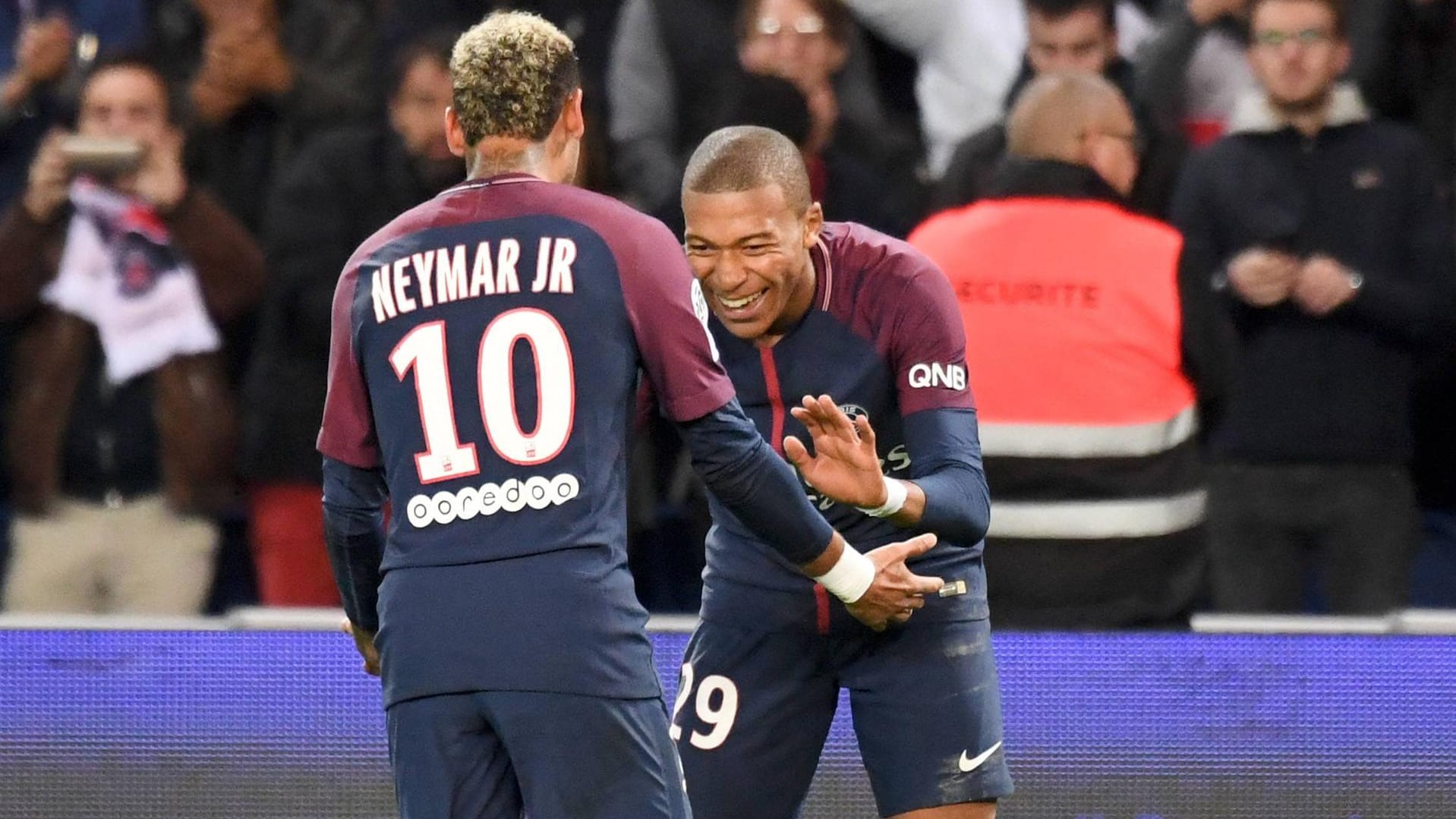 Auch wenn sie selbst nicht trafen, feiern Kylian Mbappé (im Hintergrund) und Neymar den Sieg über Lyon.