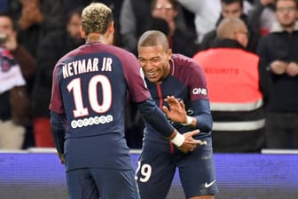 Auch wenn sie selbst nicht trafen, feiern Kylian Mbappé (im Hintergrund) und Neymar den Sieg über Lyon.