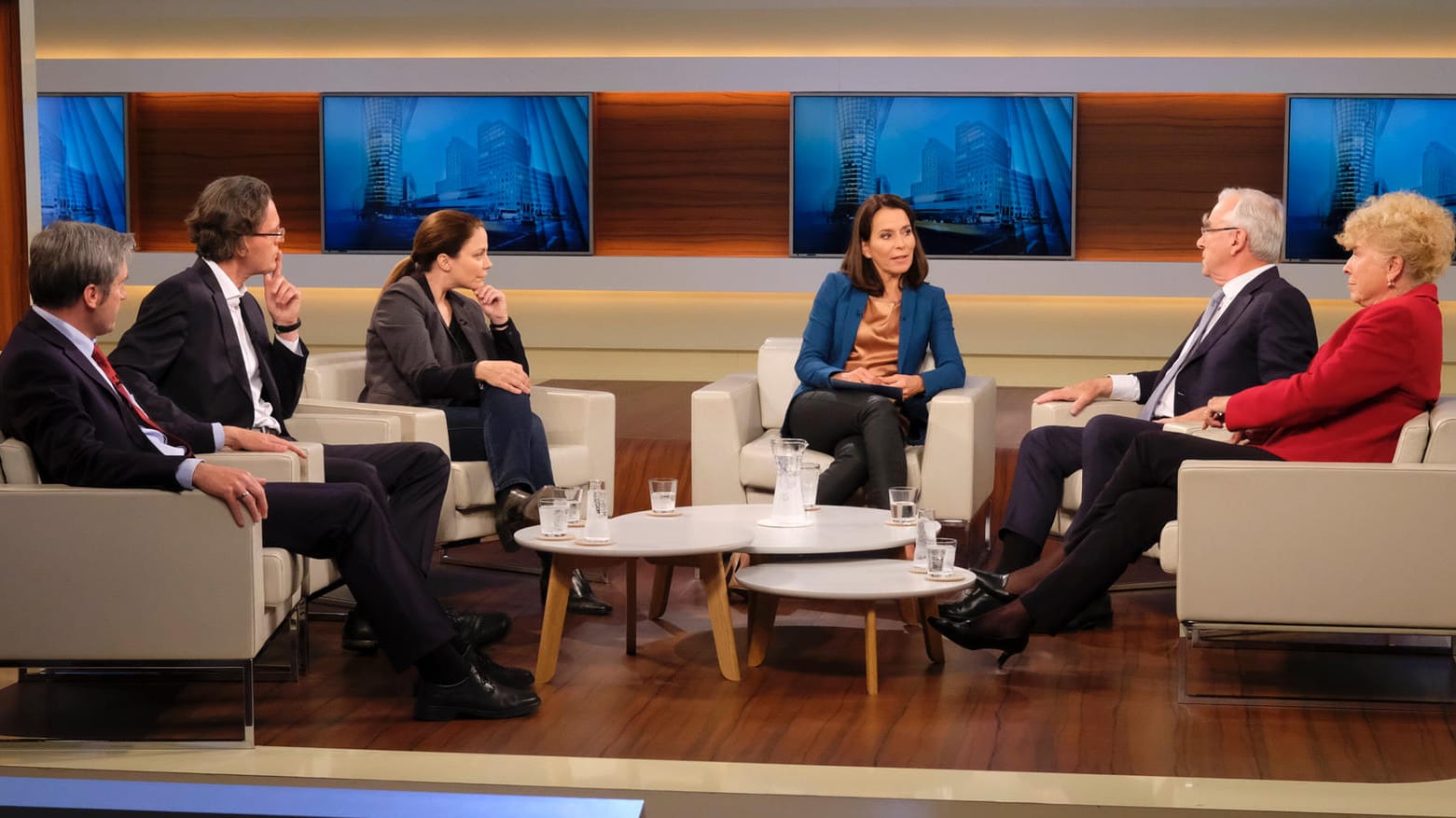 Die Gäste bei Anne Will: Frank Richter (l-r), Theologe und ehemaliger Leiter der Sächsischen Landeszentrale für Politische Bildung, Bernhard Pörksen, Professor für Medienwissenschaft, Thea Dorn, Philosophin und Publizistin, Moderatorin Anne Will, Theo Waigel (CSU) und Gesine Schwan (SPD). Die Gäste bei Anne Will: Frank Richter (l-r), Theologe und ehemaliger Leiter der Sächsischen Landeszentrale für Politische Bildung, Bernhard Pörksen, Professor für Medienwissenschaft, Thea Dorn, Philosophin und Publizistin, Moderatorin Anne Will, Theo Waigel (CSU) und Gesine Schwan (SPD).