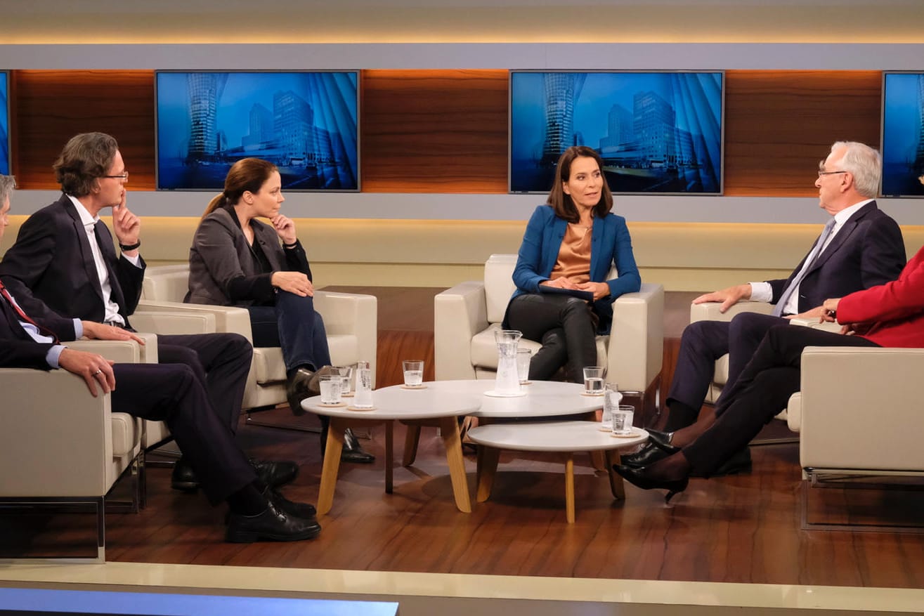 Die Gäste bei Anne Will: Frank Richter (l-r), Theologe und ehemaliger Leiter der Sächsischen Landeszentrale für Politische Bildung, Bernhard Pörksen, Professor für Medienwissenschaft, Thea Dorn, Philosophin und Publizistin, Moderatorin Anne Will, Theo Waigel (CSU) und Gesine Schwan (SPD).