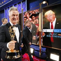 Alec Baldwin bekam für seine Trump-Imitation den Preis als bester Comedy-Nebendarsteller.