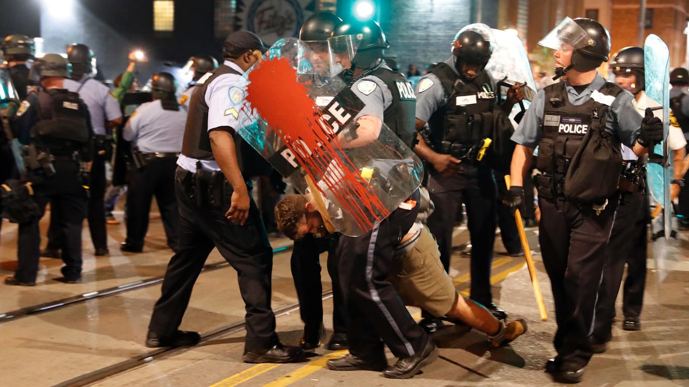 In St. Louis (USA) schlug der Protest gegen den Freispruch eines weißen Ex-Polizisten in Gewalt um.